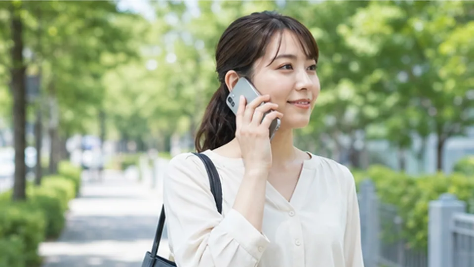 安全な場所で信頼できる相談先へ電話する女性