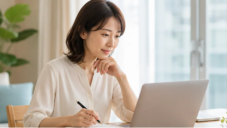 自宅の明るい机でオンライン婚活の準備をする女性