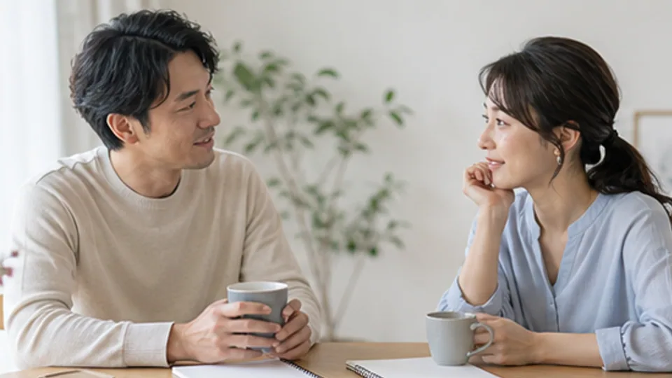 明るい部屋で結婚後の暮らしについて話す二人